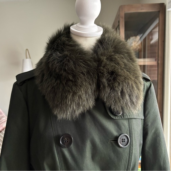 Burberry Sandringham Trench coat with removable fur collar in dark olive green - Picture 8 of 17